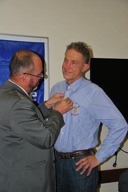 Henk Scholten krijgt ChristenUnie speldje opgespeld.